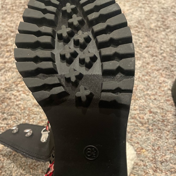 Size 8.5 - Picture 3 of 3